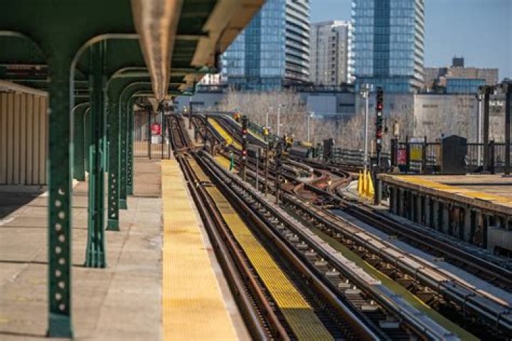 How do you get to Manhattan by train?